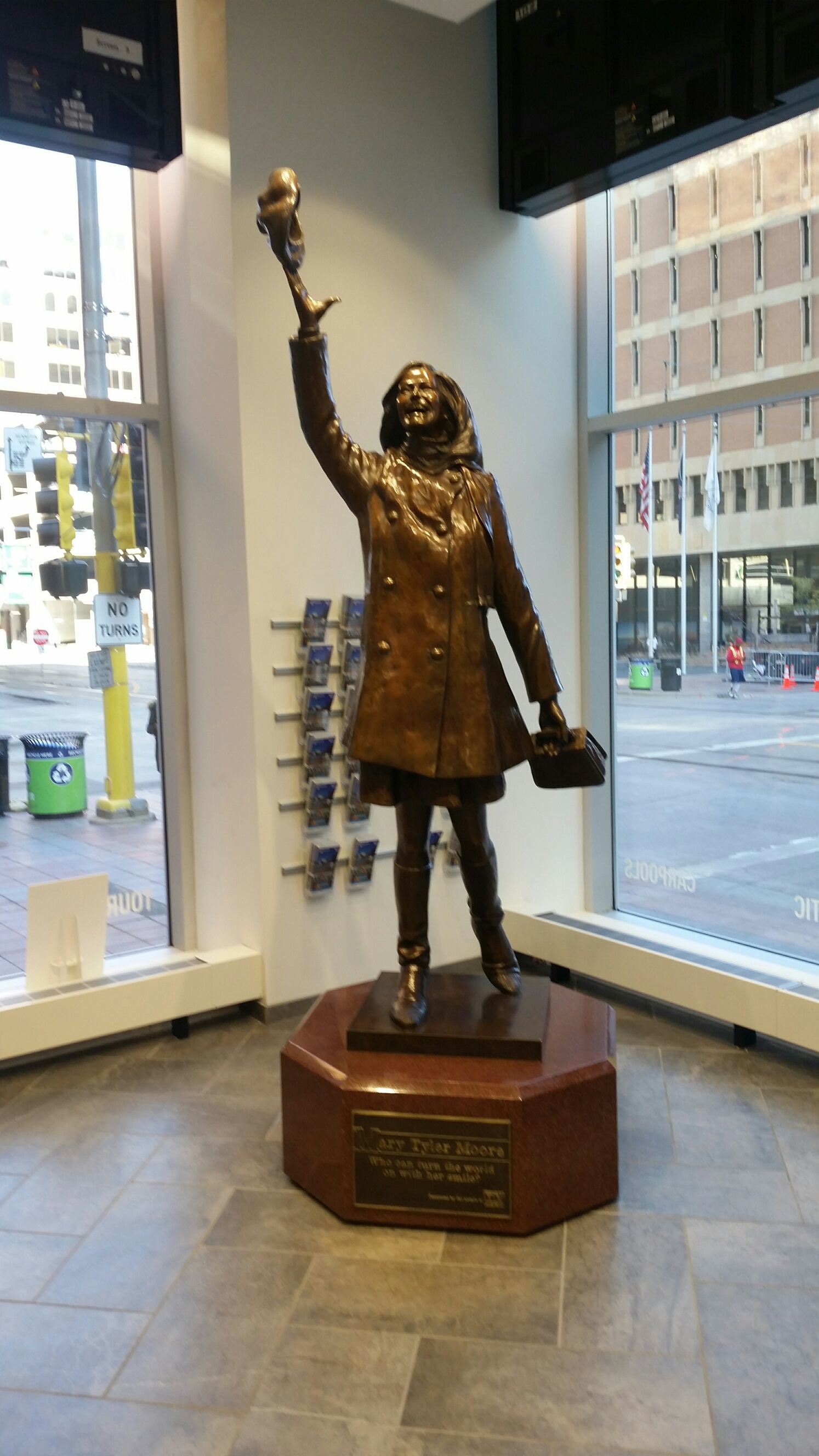 Mary Tyler Moore statue with Mary tossing her hat