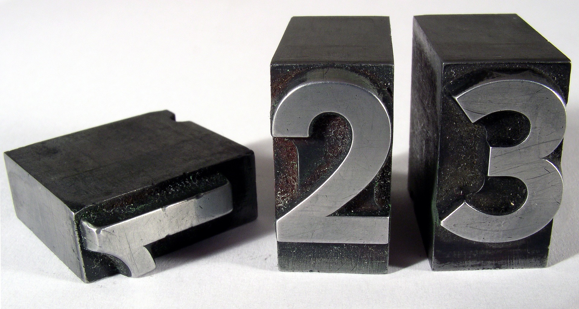 Three blocks with the numbers 1, 2, 3