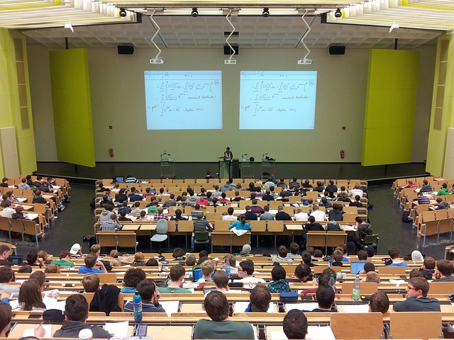 Picture of college students in a traditional lecture hall.