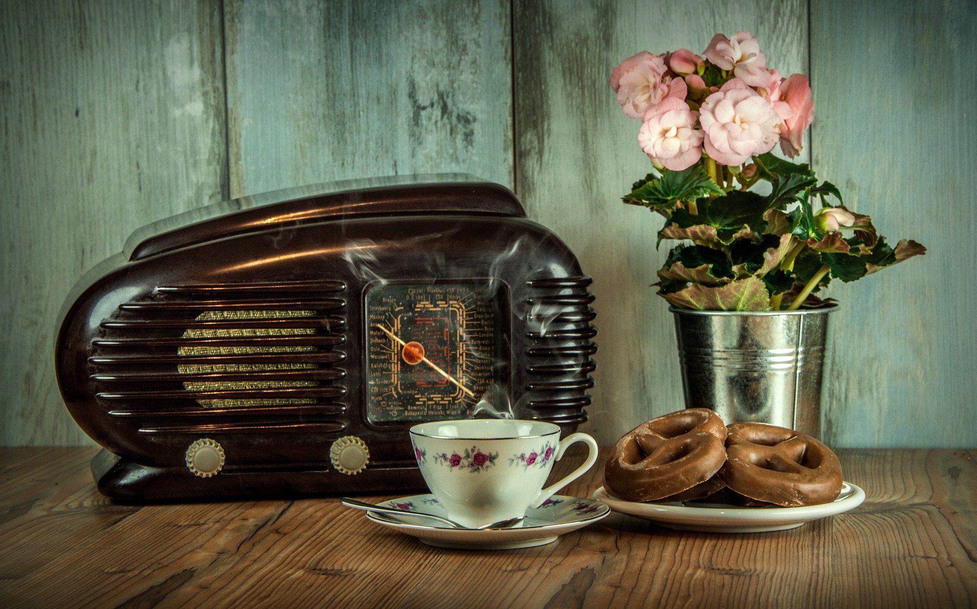 old-radio-and-tea